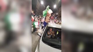 Italiane scatenate dopo la vittoria agli europei mostrano le tette in piazza
