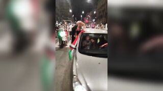 Italiane scatenate dopo la vittoria agli europei mostrano le tette in piazza