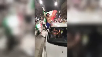 Italiane scatenate dopo la vittoria agli europei mostrano le tette in piazza