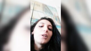 Prende in mano il cazzo del suo ragazzo e glielo mena in live