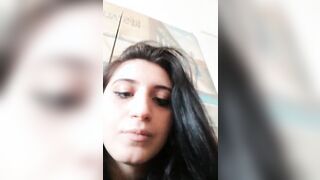 Prende in mano il cazzo del suo ragazzo e glielo mena in live