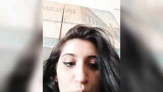 Prende in mano il cazzo del suo ragazzo e glielo mena in live