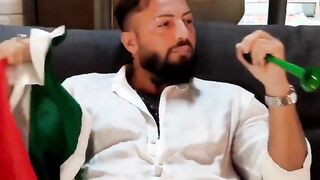 CAMPIONI D'EUROPA - Festeggia la vittoira agli europei con 2 troie che lo spompinano