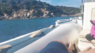 Filmino amatoriale coppia in vacanza con bella sega in gommone