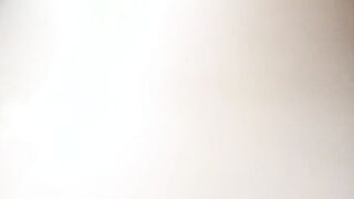 Toglie le mani dalle tette e fatti guardare dai