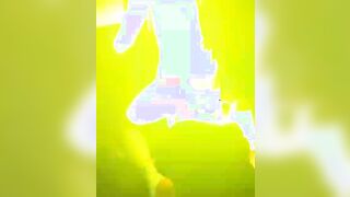 Italiana esibizionista fa la troia in discoteca