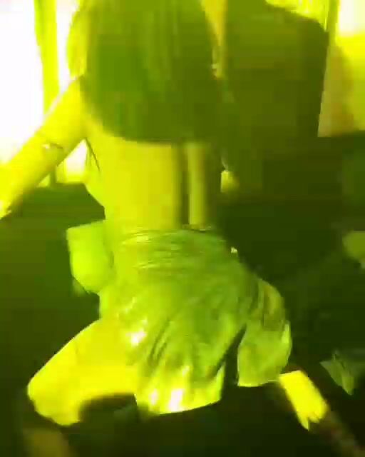 Italiana esibizionista fa la troia in discoteca