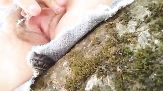 Italiana esibizionista si sditalina in pubblico