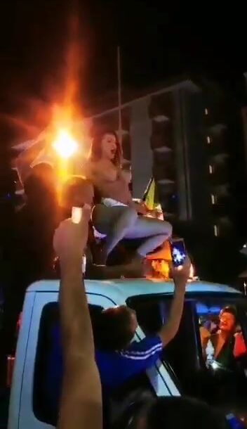 Amandha Fox nuda in piazza festeggia la vittoria dell'Italia agli europei