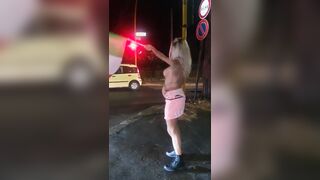 Noemi Blonde festeggia la vittoria dell'Italia agli europei mostrando le tette