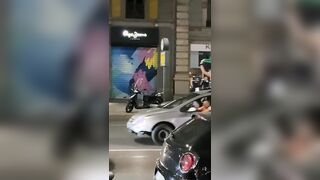 Tifose italiane festeggiano in topless per strada