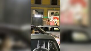 Tifose italiane festeggiano in topless per strada