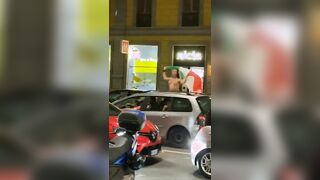 Tifose italiane festeggiano in topless per strada
