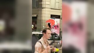 Tifose italiane festeggiano in topless per strada