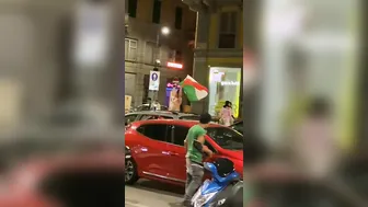 Tifose italiane festeggiano in topless per strada