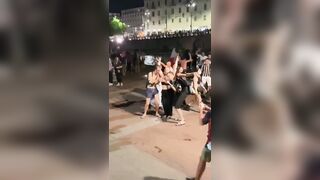 Tifosa italiana si fa toccare le tette in strada dai tifosi