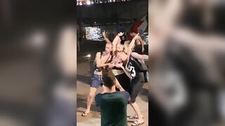 Tifosa italiana si fa toccare le tette in strada dai tifosi