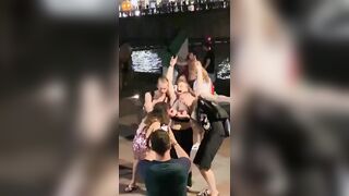 Tifosa italiana si fa toccare le tette in strada dai tifosi