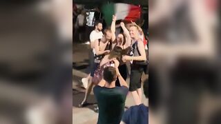 Tifosa italiana si fa toccare le tette in strada dai tifosi