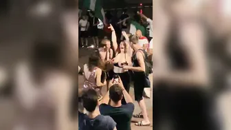 Tifosa italiana si fa toccare le tette in strada dai tifosi