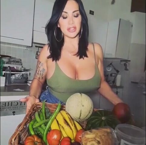 Marika Fruscio calda napoletana