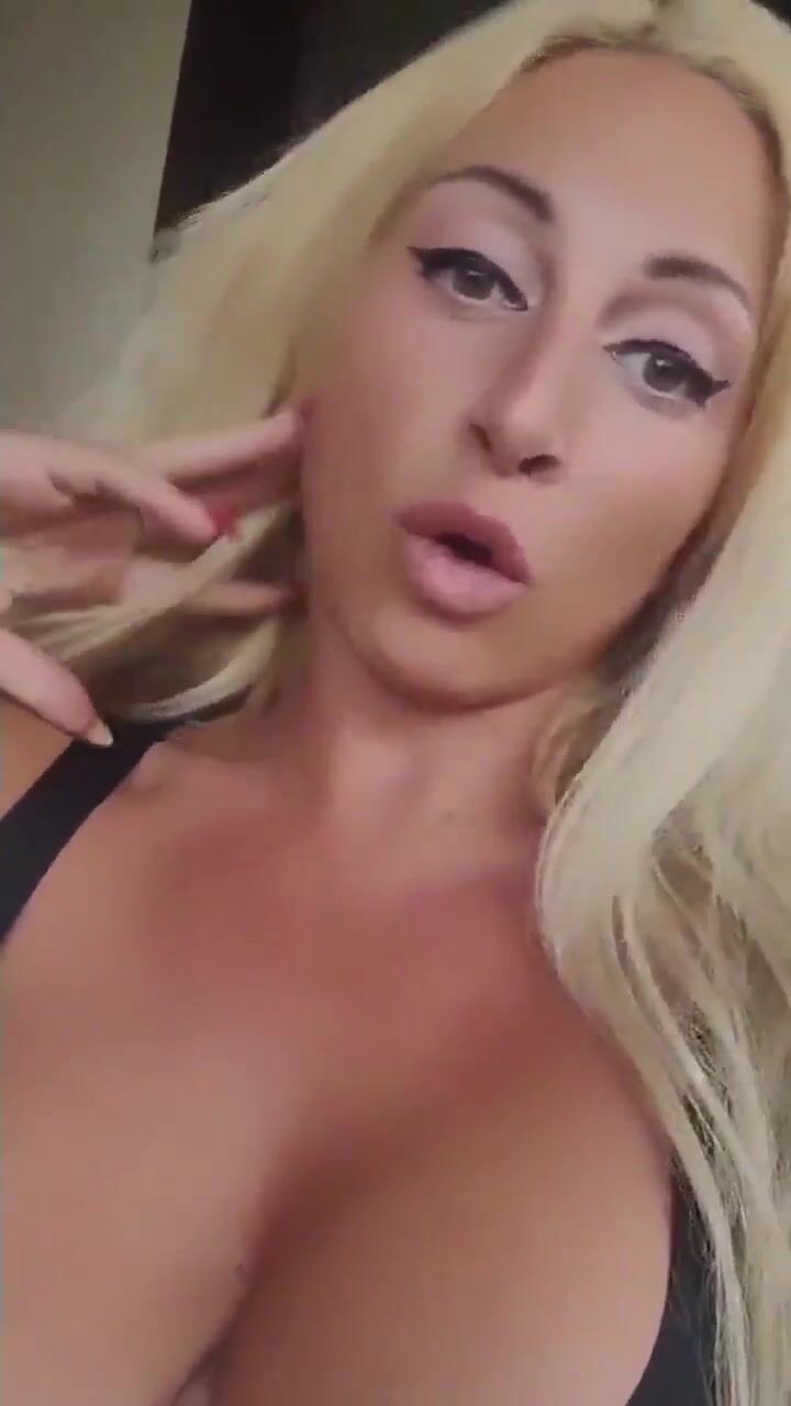 Romana Milf tettona