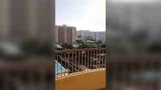Coppia di fidanzati esibizionisti scopano sul balcone del resort in vacanza