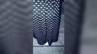 Fidanzata esibizionista in ascensore ripresa e scopata sulle scale del condominio