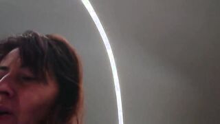 Milf cavalca il suo uomo a smorzacandela che le viene dentro e lei lecca lo sperma