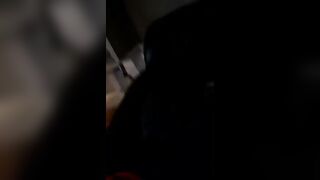 Fidanzata col piercing al naso spompina il cazzo