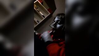 Fidanzata col piercing al naso spompina il cazzo