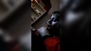 Fidanzata col piercing al naso spompina il cazzo