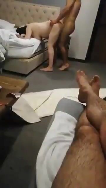 Video cuckold italiano...Cornuto si sega guardando la moglie chiavare