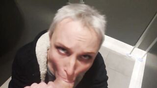 Fidanzata italiana spompina il suo ragazzo nel bagno dell'autogrill