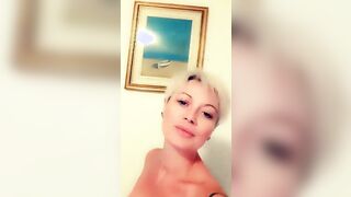 Milf italiana tatuata bionda con bel corpo