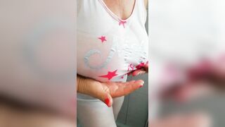 Matura italiana in carne gioca con le sue tettone naturali