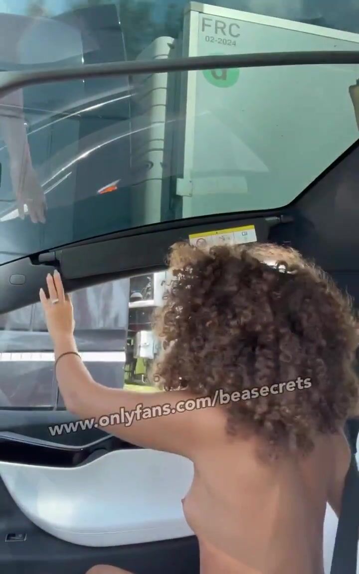 Beasecrets fa vedere le tette a camionista in autostrada