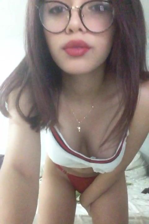 Ragazza mora con bel culo in perizoma rosso si mostra