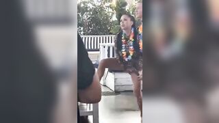 Morettina esibizionista si masturba e squirta in un bar