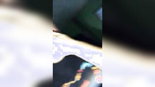 Chiede di seguirla su Instagram e mostra le tette