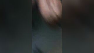 Chiede di seguirla su Instagram e mostra le tette