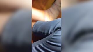 Chiede di seguirla su Instagram e mostra le tette