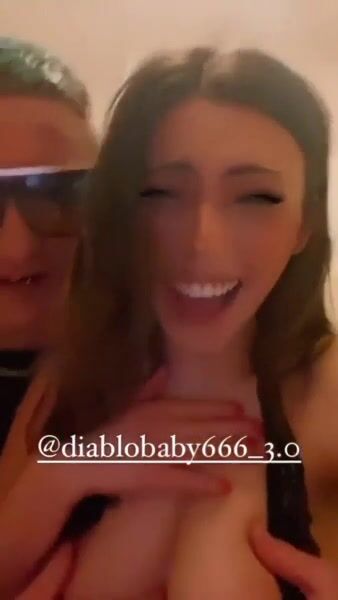 Le esce le tette e la slingua in live Instagram