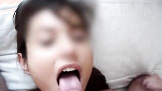 Giovane fidanzata sborrata in faccia in primo piano