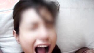 Giovane fidanzata sborrata in faccia in primo piano