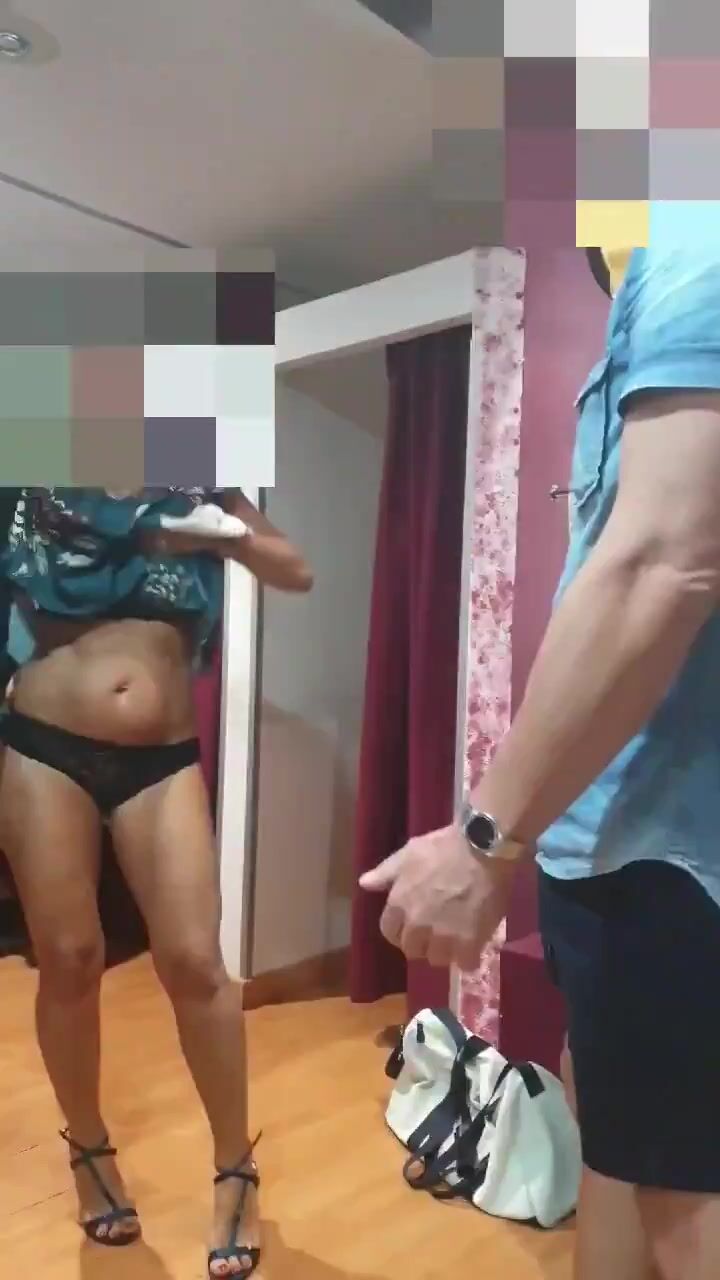 Moglie matura in negozio eccitando il commesso