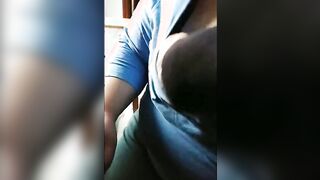 Mostra una tetta della mamma che peserà 5 chili