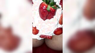 Fica fidanzata della fidanzata con fragole e panna montata