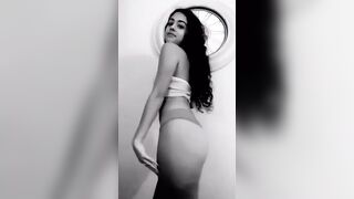 Morettina te lo fa rizzare col suo culetto