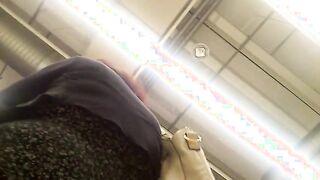 Upskirt Milf itlaiana con bel culona spiata sotto la gonna
